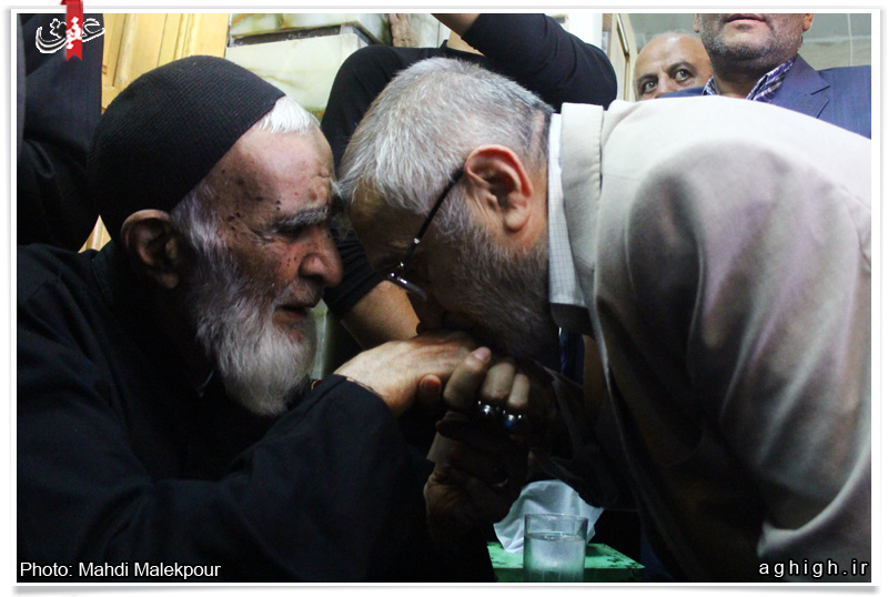 بوسه حاج منصور ارضی بر دست حاج علی آهی