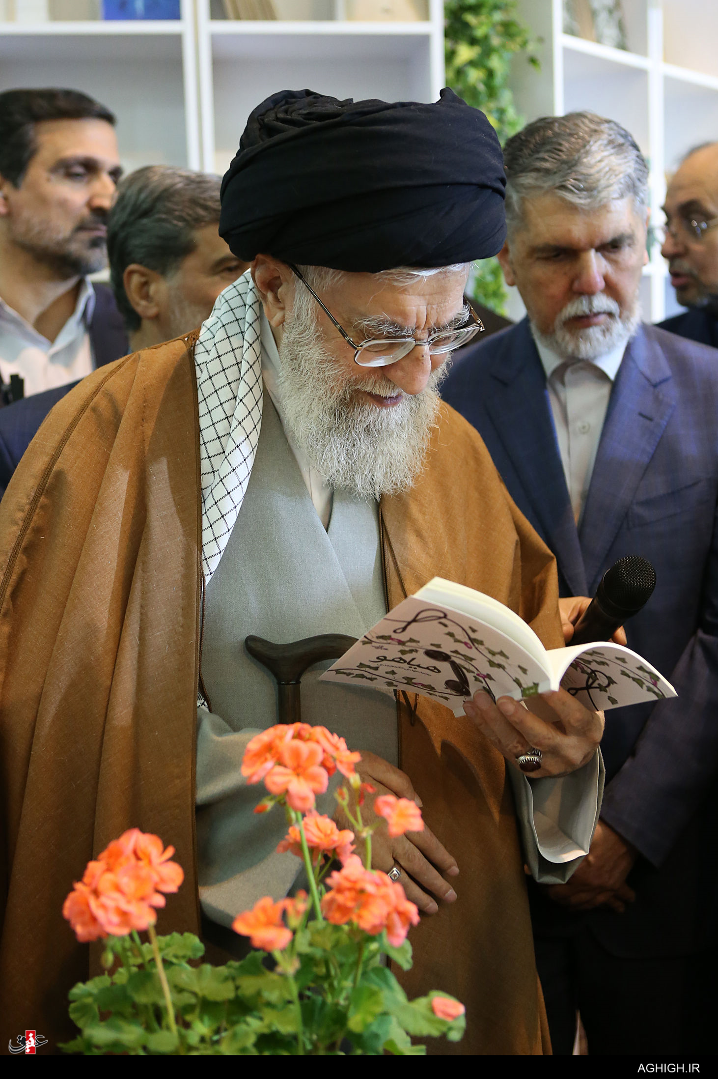 مجموعه شعری که تحسین رهبری را به همراه داشت+عکس