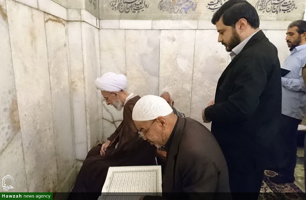 آیت الله مصباح در حرم امام رضا+عکس