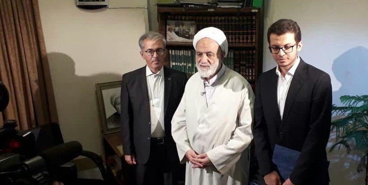 تجلیل قرائتی از جوان نخبه ریاضی که برروی پل لندن نماز خواند