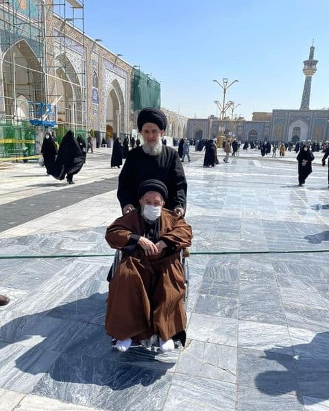 تصویری از منبری معروف و پدرش در حرم رضوی
