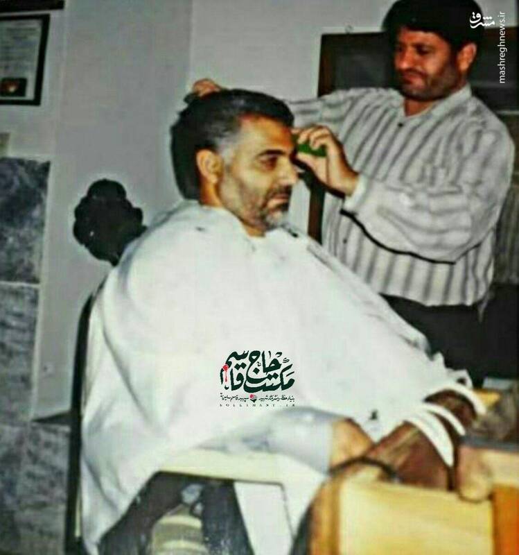 تصویری از حاج قاسم در آرایشگاه با دستانی بانداژ شده