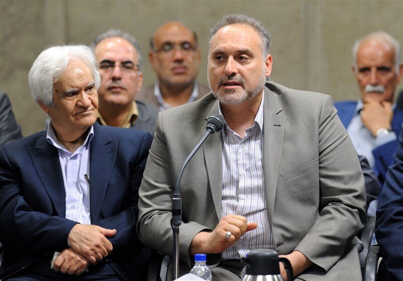 رهبر انقلاب، انگشتر خود را به افشین علا هدیه دادند+عکس