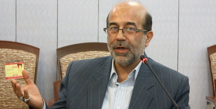 بسیجی بودن، امتیاز مداحان است/ باید با جان و مالمان باری از دوش نظام برداریم