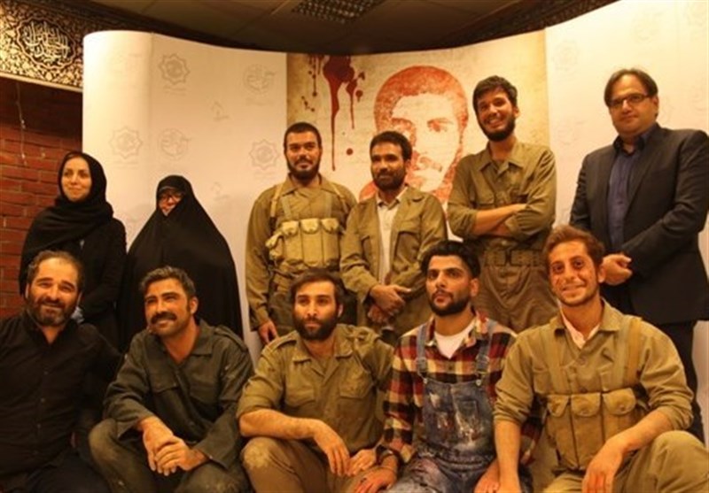 خانواده شهید ابراهیم هادی به تماشای تئاتر نشستند +عکس خانواده شهید ابراهیم هادی به تماشای تئاتر نشستند +عکس