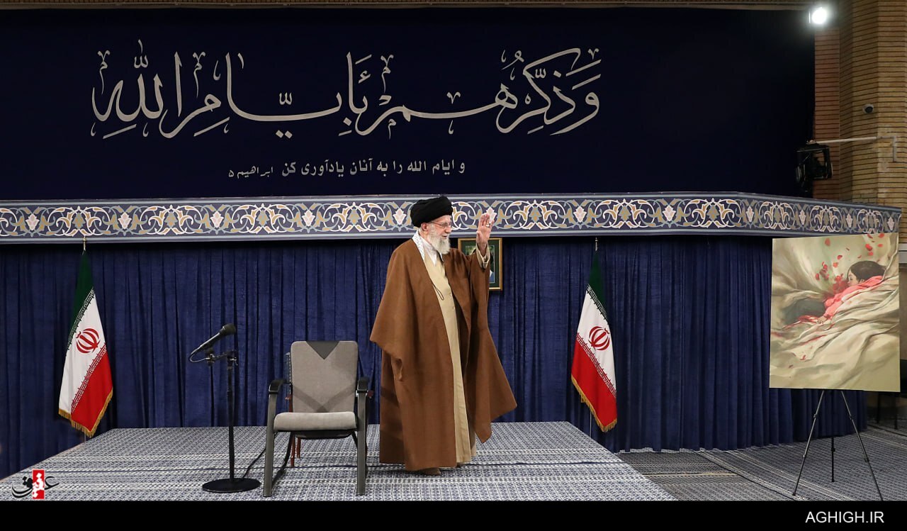 دختر کاپشن صورتی با گوشواره قلبی در بیت رهبری