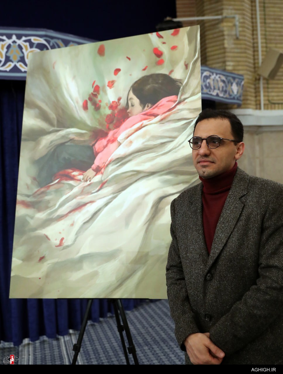 دختر کاپشن صورتی با گوشواره قلبی در بیت رهبری