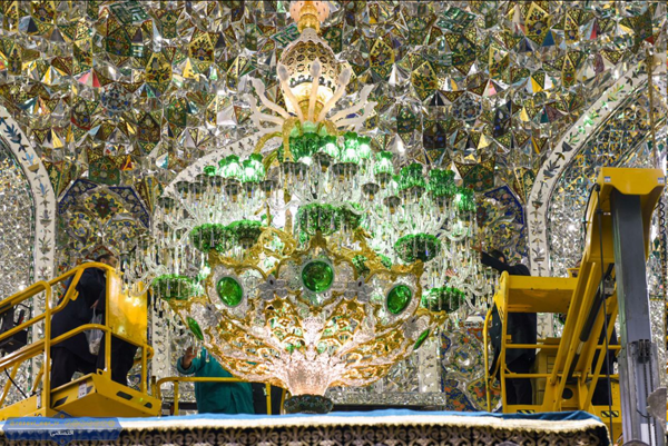 چلچراغ بالای ضریح امام رضا(ع) تعویض شد+عکس