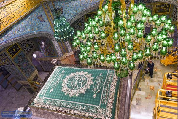 چلچراغ بالای ضریح امام رضا(ع) تعویض شد+عکس