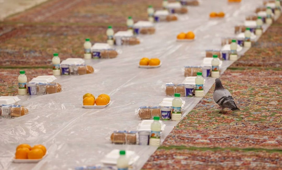 سفره افطار ۸ هزار نفری در خانه پدری