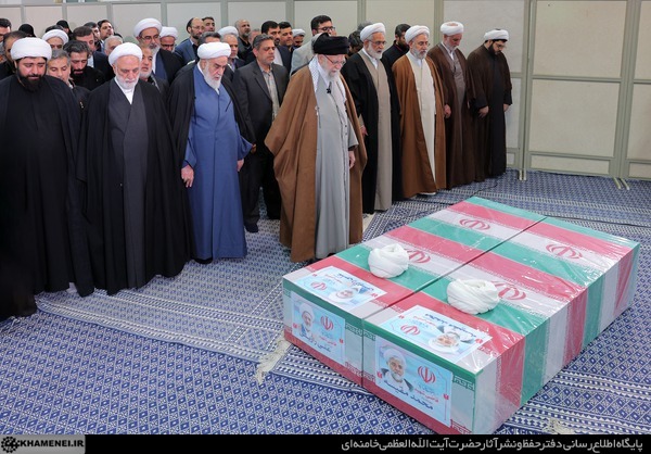 اقامه نماز رهبر انقلاب بر پیکر دو قاضی شهید اقامه نماز رهبر انقلاب بر پیکر دو قاضی شهید