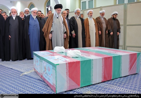 اقامه نماز رهبر انقلاب بر پیکر دو قاضی شهید اقامه نماز رهبر انقلاب بر پیکر دو قاضی شهید
