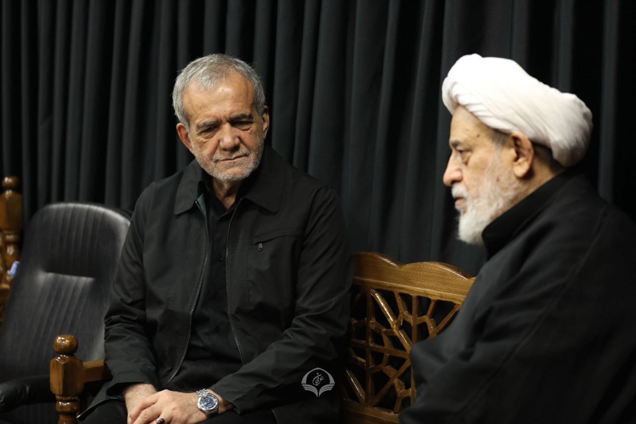 ۲ هدیه خاص استاد انصاریان به مسعود پزشکیان ۲ هدیه خاص استاد انصاریان به مسعود پزشکیان