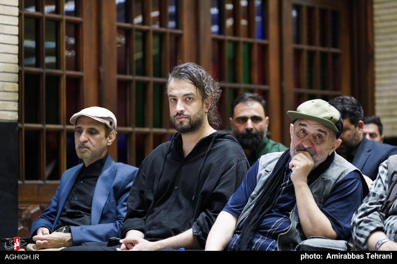 بنیامین بهادری در کنار مداح معروف در مراسم ختم