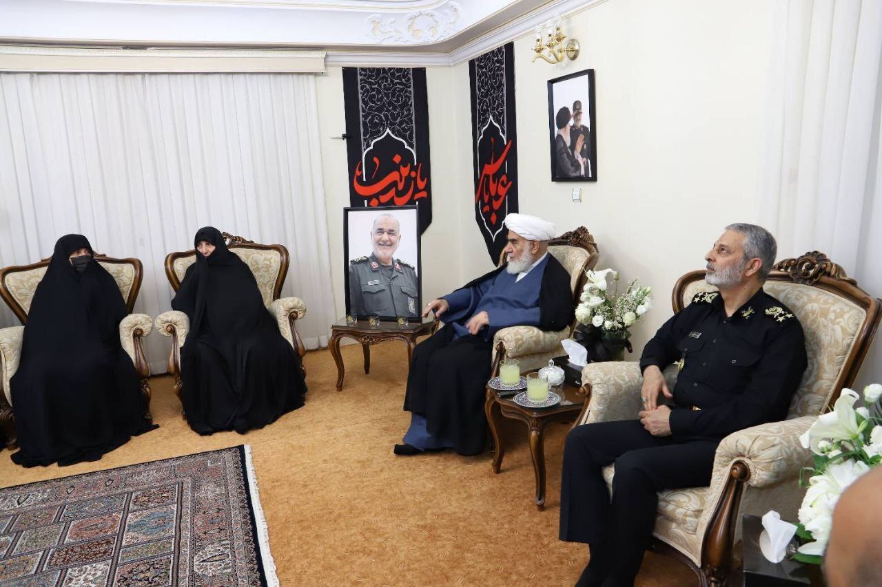 ابلاغ سلام و دعای رهبر انقلاب به خانواده شهید سلامی ابلاغ سلام و دعای رهبر انقلاب به خانواده شهید سلامی