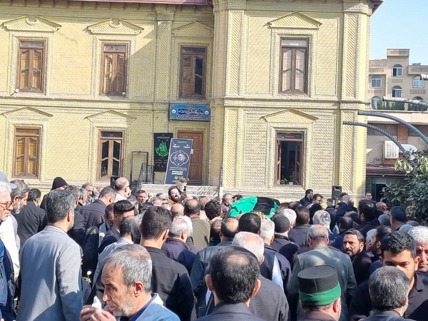 مداحان با نوای «حسین وای» پیکر سیدمحمد موسوی را تشییع کردندمراسم تشییع پیکر سیدمحمد موسوی سجاسی صبح امروز در خانه مداحان برگزار شد.