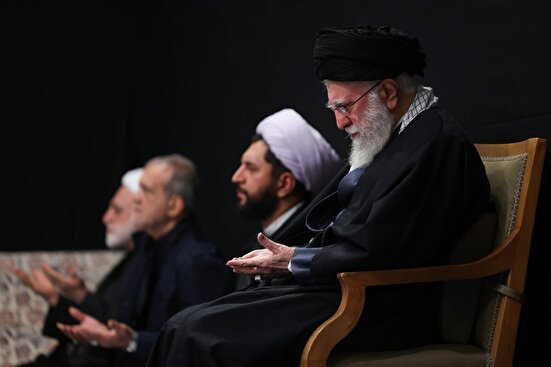 اولین شب مراسم عزاداری شهادت حضرت زهرا(س) با حضور رهبر انقلاب برگزارشد