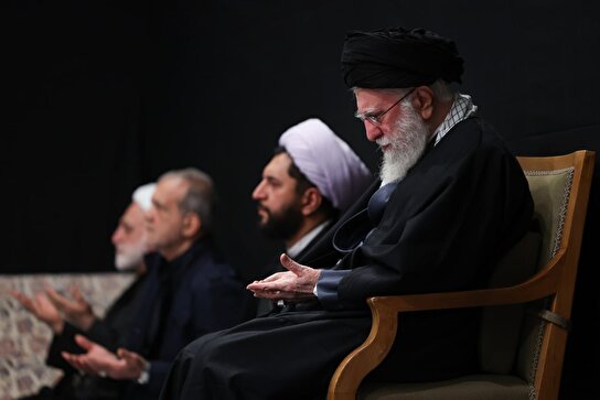 اولین شب مراسم عزاداری شهادت حضرت زهرا(س) با حضور رهبر انقلاب برگزارشد